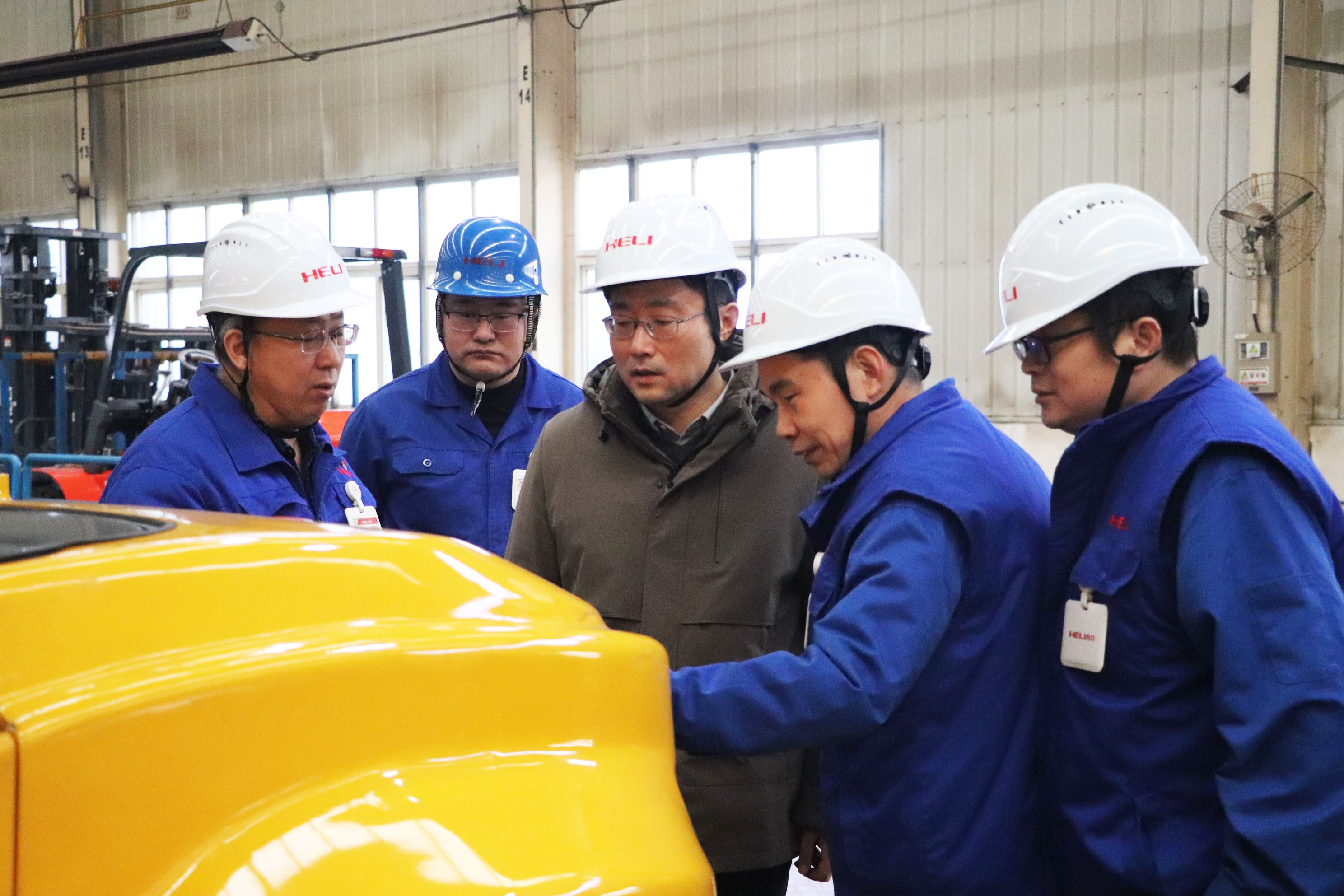 周齐齐一行深入盘锦尊龙凯时生产现场指导调研 拷贝.jpg